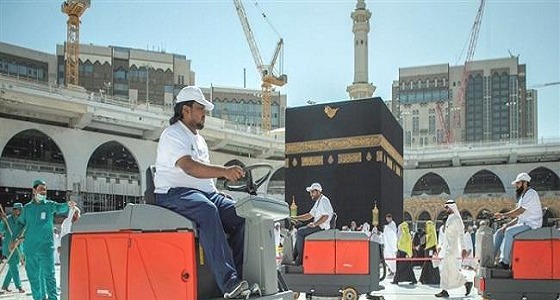 بالفيديو.. عشرات السعوديين يعملون في نظافة الحرم المكي لأول مرة