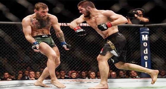 بالفيديو.. بطل العالم للفنون القتالية يشتبك مع أنصار منافسه.. ورد فعل قاسي من والده