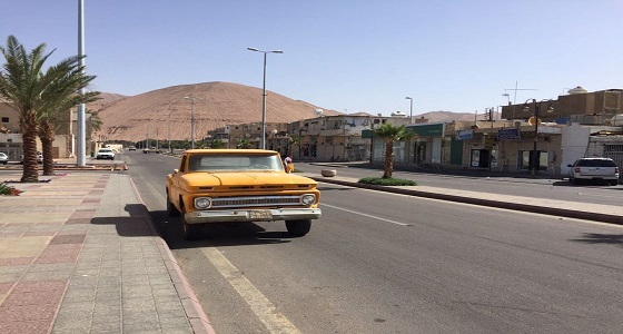 بالصور.. مواطن سبعيني يهوى جمع السيارات القديمة وإصلاحها