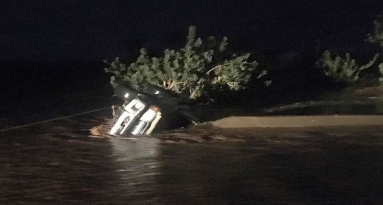 بالصور.. 4 أشخاص يعلقون بمركبتهم داخل سيل بـ ” وادي خمرة “