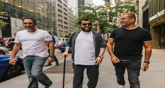 صورة حديثة لتركي آل الشيخ برفقة عمرو دياب في شوارع نيويورك
