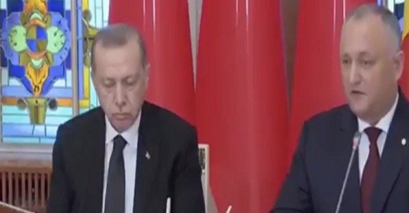 بالفيديو.. أردوغان يغفو بمؤتمر صحفي مع رئيس مولدوفا