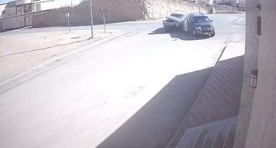 بالفيديو.. حادث تصادم مركبة مشرفات بتعليم الحدود الشمالية