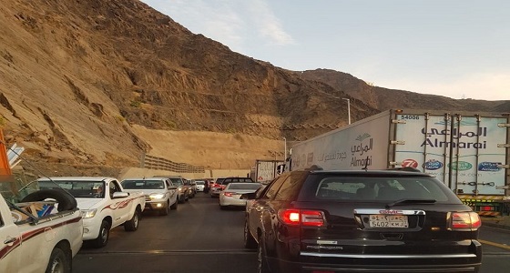 بالفيديو والصور.. شلل مروري بعقبة شعار لتعطل شاحنة