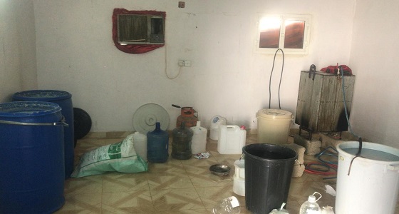 بالصور.. ضبط 3 مصانع للخمور وكمية من القات بالعيدابي