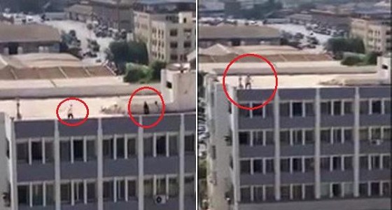 بالفيديو.. تاجر يهدد بالانتحار من أعلى سطح مبنى حكومي