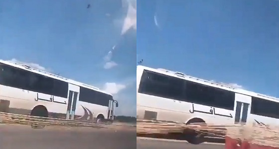 بالفيديو.. تهور قائد حافلة يعرض حياة الطلاب للخطر بجازان