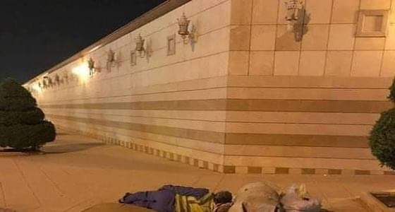 إنهاء معاناة وافد ينام في العراء بأحد المشاريع في الرياض بعد تدخل &#8221; العمل &#8220;