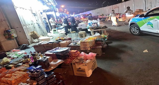 بالصور.. ضبط بضائع مقلدة ومواد غذائية فاسدة بمكة