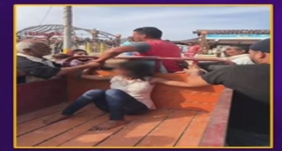 بالفيديو..اعتداء وسحل فتاة أمام المارة على يد صاحب مطعم