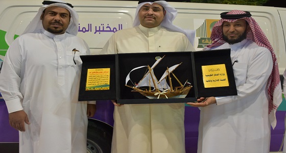 رئيس التغذية والاعلام بالهيئة الادارية والمالية بوزارة الدفاع بدولة الكويت الشقيقة يزور بلدية محافظة طريف للاطلاع على المختبر المتنقل