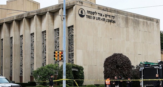 تنكيس العلم الأمريكي بعد هجوم المعبد اليهودي