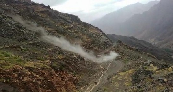 بالفيديو.. السيول تجرف حاجز أسمنتي بمركز ملاطس في جازان