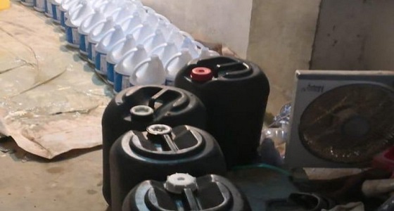 ضبط معمل مواد تنظيف مغشوش داخل إستراحة بالرياض