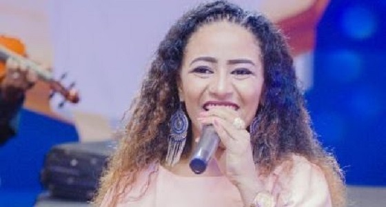 إيقاف مطربة عربية لارتدائها زي فاضح