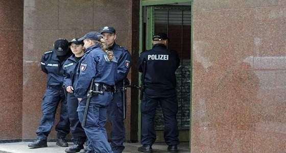 سيدة عجوز تحتفظ بجثة زوجها عاما ونصف