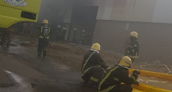بالصور.. إصابة اثنين من رجال الدفاع المدني أثناء إخماد حريق في جازان