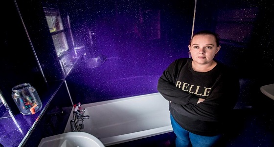 امرأة تتفاجئ برجل غريب في حمام منزلها