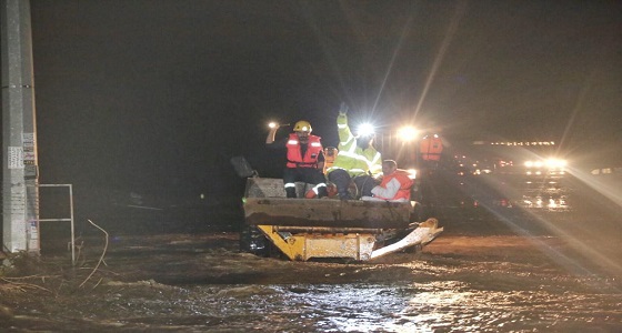 بالصور.. إنقاذ 30 شخصا احتجزتهم الأمطار والسيول بمكة