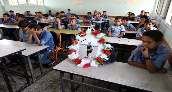 صور مؤثرة لطلاب فلسطينيون يؤبنون زميلهم الذي قتلته قوات الاحتلال