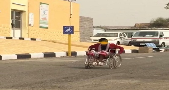 بالصور..شاب يعبث بكرسي متحرك لذوي الاحتياجات الخاصة بجازان والصحة تتوعد ملاحقته