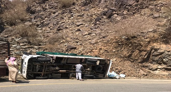 الهلال الأحمر: مصرع شخص بحادث انقلاب بطريق الحجرة العام