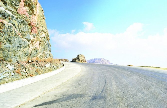 أمطار غزيرة تغلق طريق عقبة الكر بالطائف