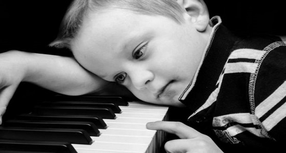 8 مؤشرات تنذر بإصابة طفلك بالتوحد