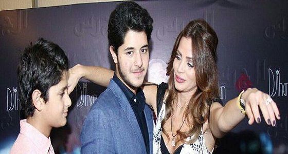 بالفيديو.. تصرف مثير لنجل راغب علامة عندما رأى والدته ترقص في حفل خاص!