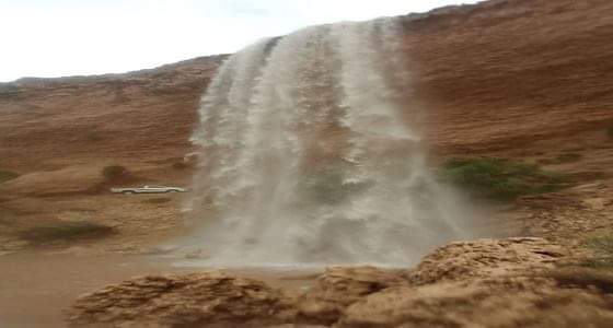 بالفيديو والصور.. هطول أمطار تسيل الأودية والشعاب بمحافظات شمال الرياض