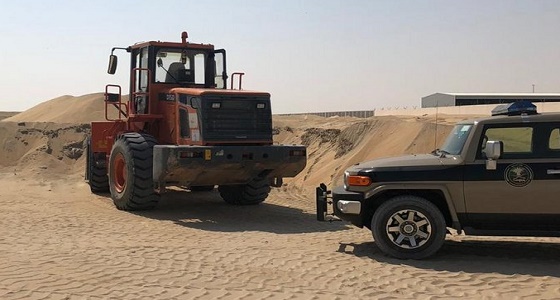 بالصور.. ضبط شاحنات ومعدات ثقيلة تقوم بنهل الرمال بالدمام