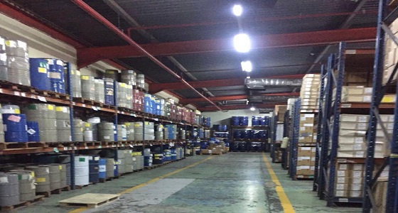 بالصور.. ضبط أكثر من 8 آلاف منتج تجميلي منتهية الصلاحية بمصنع في جدة