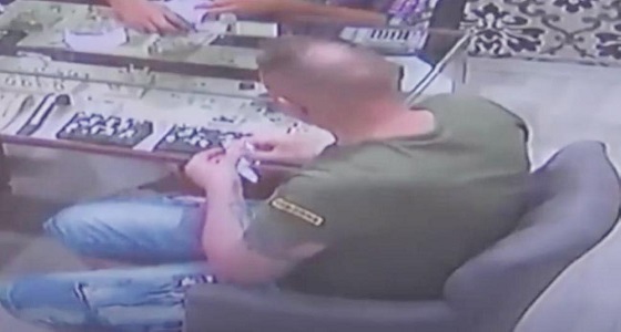 لصوص لكن ظرفاء ..  يبتلع 40 ألف دولار والشرطة في مأزق