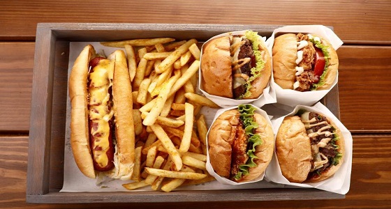 مرض خطير يلاحق النساء اللاتي يتناولن البرجر والهوت دوج