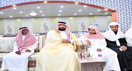 نائب أمير منطقة جازان ينقل تعازي القيادة لوالد وذوي الشهيد ” الزرعي “