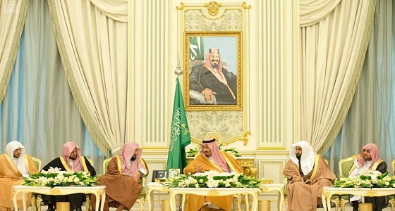 خادم الحرمين يستقبل أعضاء مجلس القضاء والمحكمة العليا وبعض المسؤولين