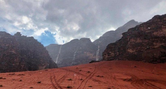 بالفيديو.. لوحة جمالية ترسمها الشلالات على جبال تبوك