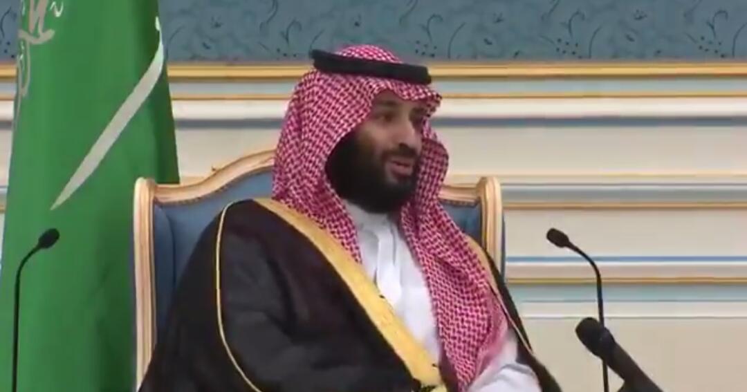 فيديو مؤثر لولي العهد أثناء لقائه بأسر الشهداء.. أنا والملك وكل الشعب السعودي محل شهدائكم