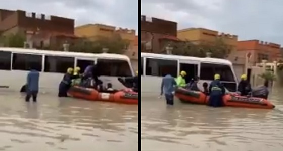 بالفيديو.. لحظة إنقاذ طالبات ابتدائية علقوا في السيول بالدمام