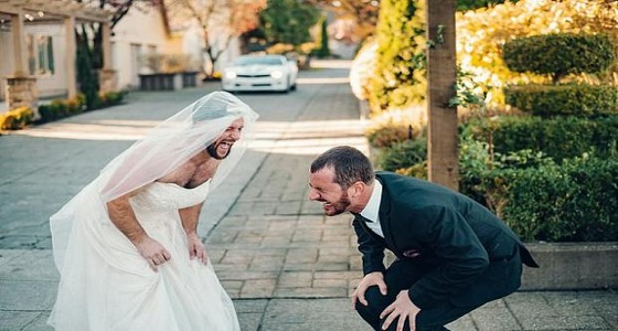 بالصور.. نوبة ضحك هستيرية لعريس تفاجأ بتبديل عروسه