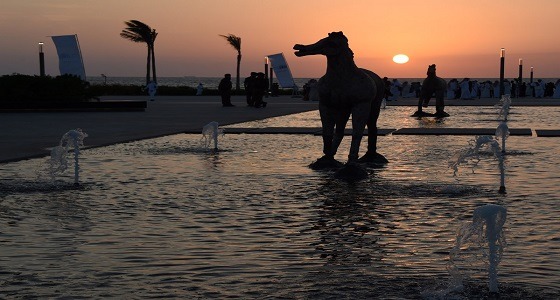 بالصور.. كورنيش جدة يتحول لمنتجع أوروبي تحت الأمطار