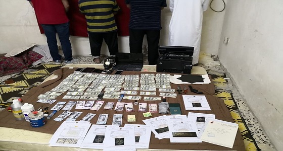 بالصور.. الإطاحة بـ 4 وافدين يروجون عملات مزيفة في جدة