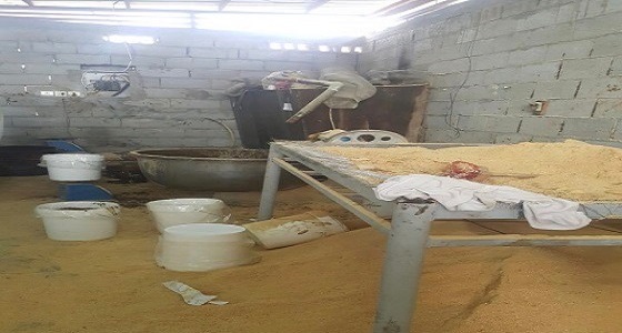 بالصور.. ” التجارة ” تطيح بمستودع لغش الجراك والمعسل بالأحساء