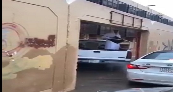 بالفيديو.. طريقة توقيع المعلمين والإداريين في إحدى المدارس بعد هطول الأمطار