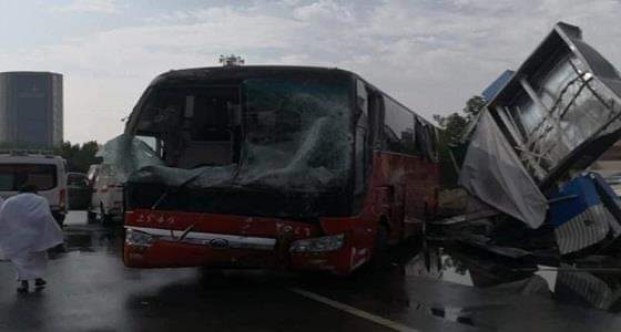 بالصور.. انحراف حافلة عن مسارها بسبب الأمطار وإصابة 5