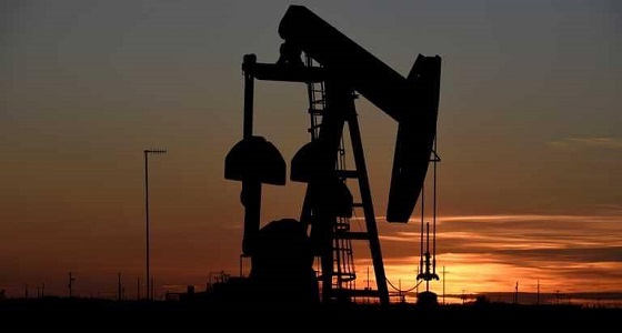 النفط يقفز فوق 60 دولارا بعد خسائر يوم الجمعة