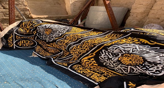 بالصور.. ضبط أكثر من 20 شخص بعمارة سكنية لمحاكاتهم مصنع كسوة الكعبة بمكة