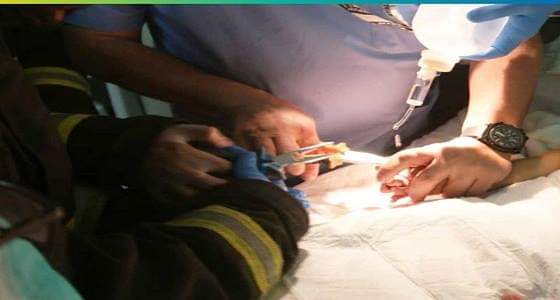 بالصور.. احتجاز إصبع رضيع داخل صفاية ” مروش ” بمكة