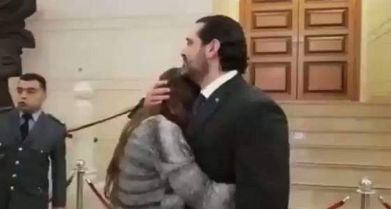 بالفيديو.. فتاة تحضن الحريري في البرلمان وهي تبكي