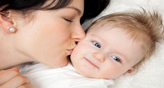للأمهات.. إحمي طفلك من مرض القبلات